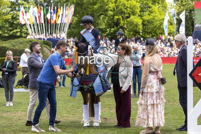 dressage PrizeGiving_Hamburg_20240512_SS350446.jpg